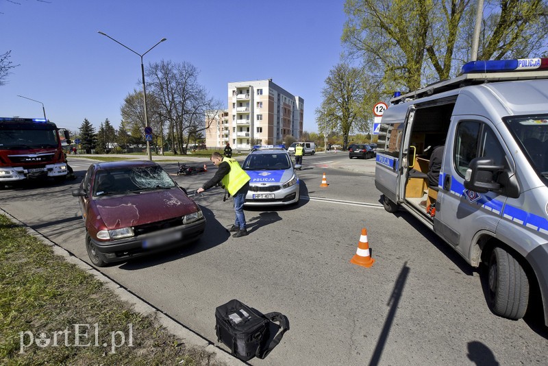 Wypadek motocyklisty z osobowym oplem