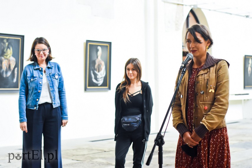 Stereotypowy mieszkaniec osiedla przykucnął w galerii