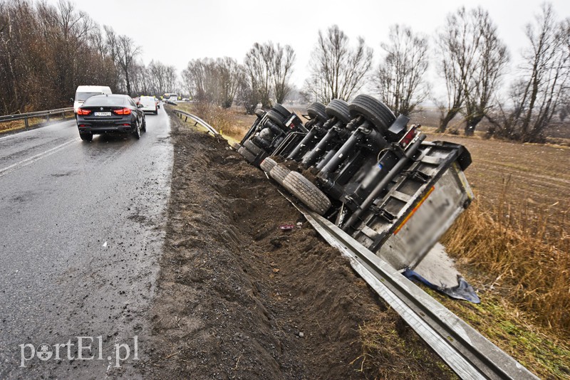 Ciężarówka wypadła z drogi na DK 22
