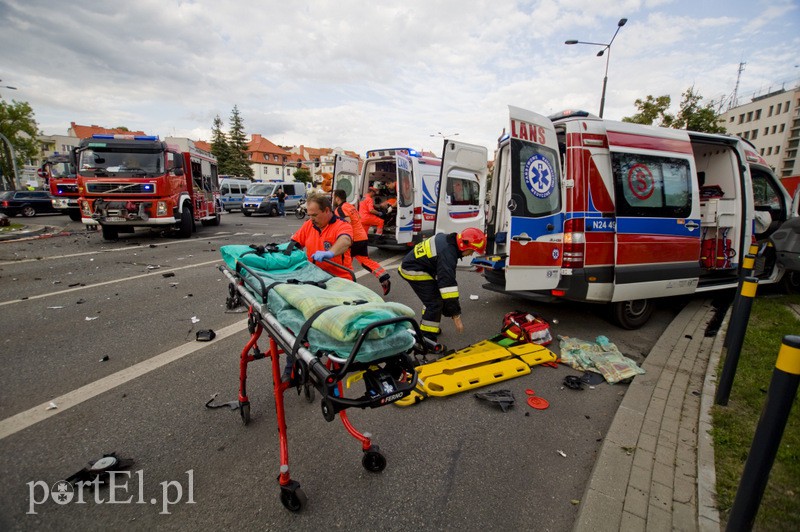  Wypadek karetki na 12 Lutego. Jedna osoba nie żyje, trzy w ciężkim stanie trafiły do szpitala