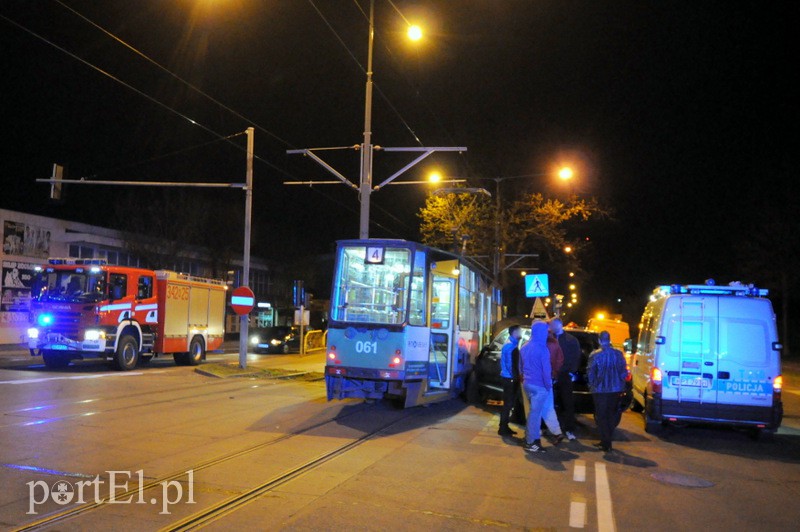  Porsche kontra tramwaj, jedna osoba ranna