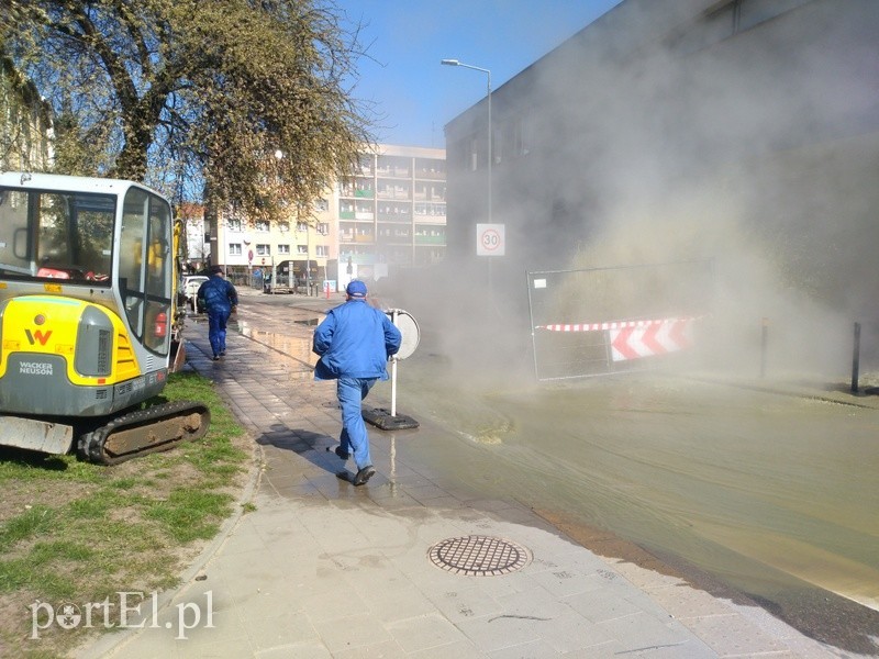 Awaria rury z ciepłą wodą przy ul. Winnej