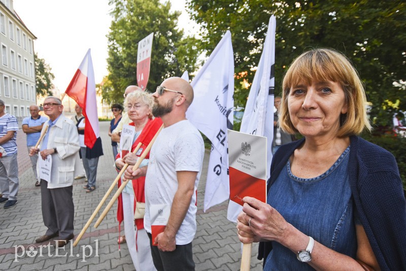 Władza, w sposób cyniczny, robi z nas poddanych