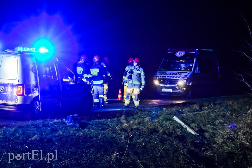 Wyprzedzał pijany i bez pasów, wylądował w rowie na dachu