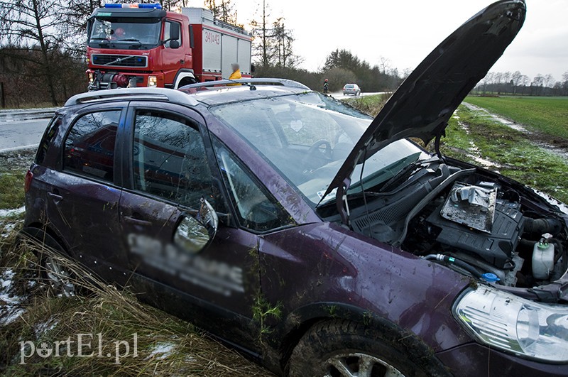  Uwaga, kierowcy! Ślisko na drogach. Wypadek za Stagniewem