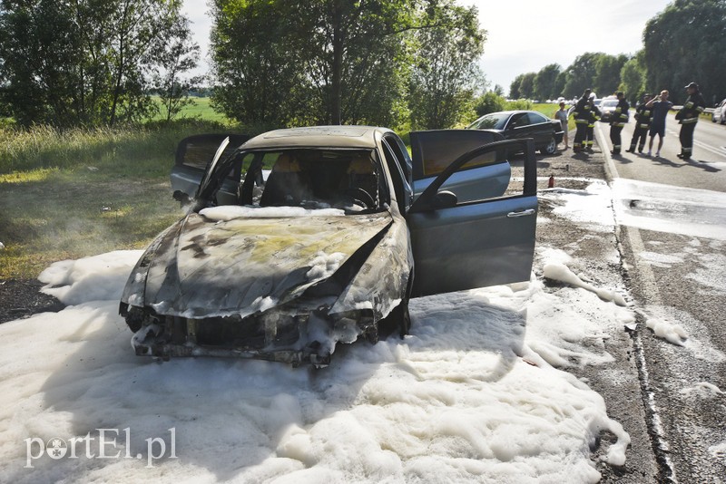 Pożar samochodu na drodze nr 22