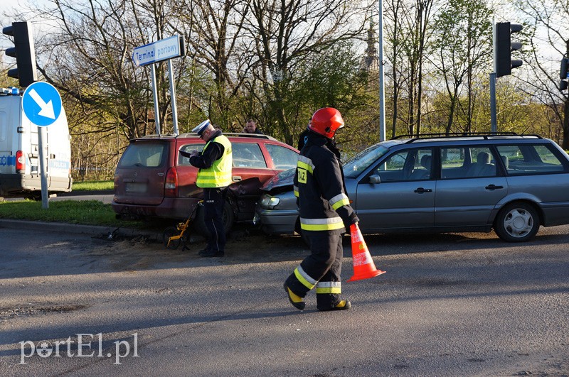 Wypadek na zjeździe z mostu