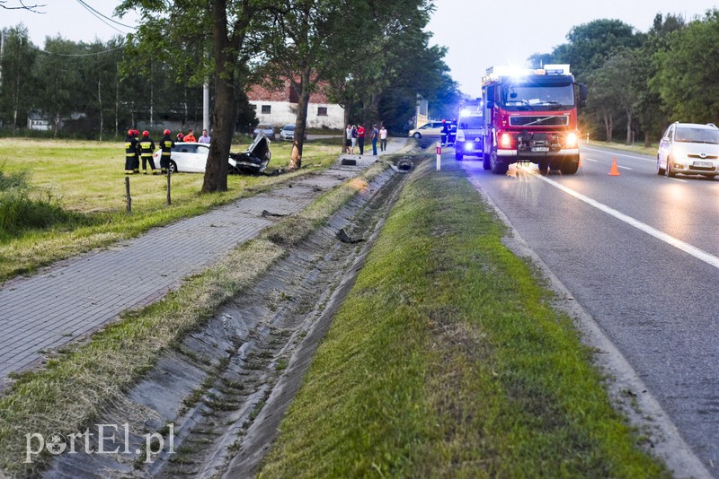 Zasnął za kierownicą i uderzył w drzewo