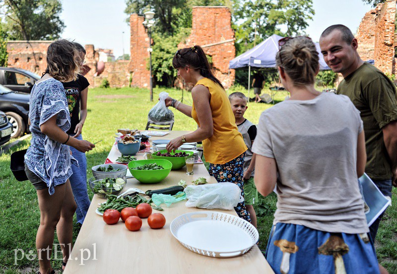 Na trawce przed Galerią