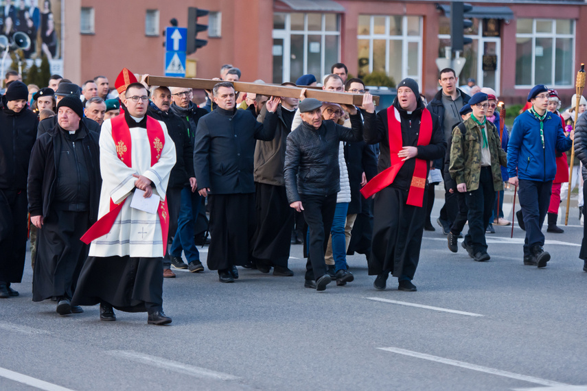 Setki wiernych wzięły udział w środę wieczorem w drodze krzyżowej, która wiodła ulicami Elbląga. Pro
