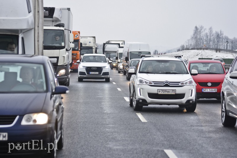 Wypadek ciężarówek na S7. Uwaga na utrudnienia