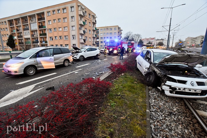 Utrudnienia na 12 Lutego po zderzeniu trzech aut