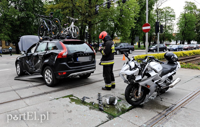 Motocykl zderzył się z volvo