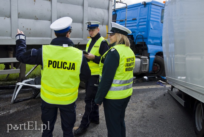  Wypadek na węźle Wschód. Czołówka z ciężarówką