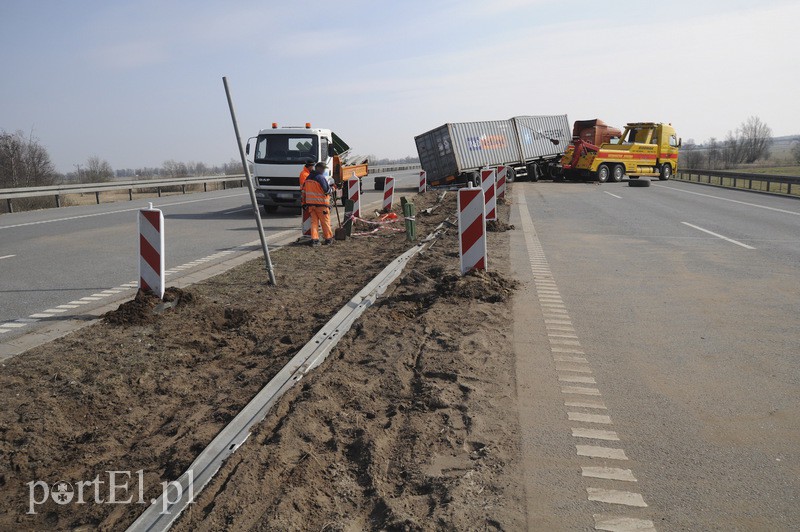  Przewrócił się tir, siódemka zablokowana