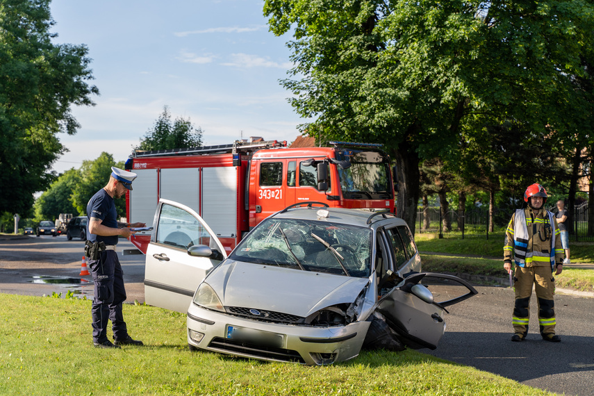 Pasłęk. Kierowca uderzył w drzewo.