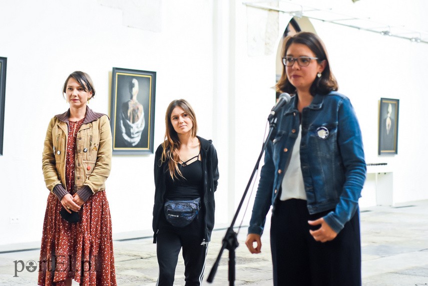 Stereotypowy mieszkaniec osiedla przykucnął w galerii