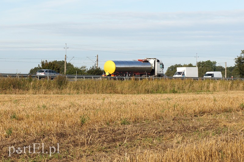 S7: autokar uderzył w tył cysterny
