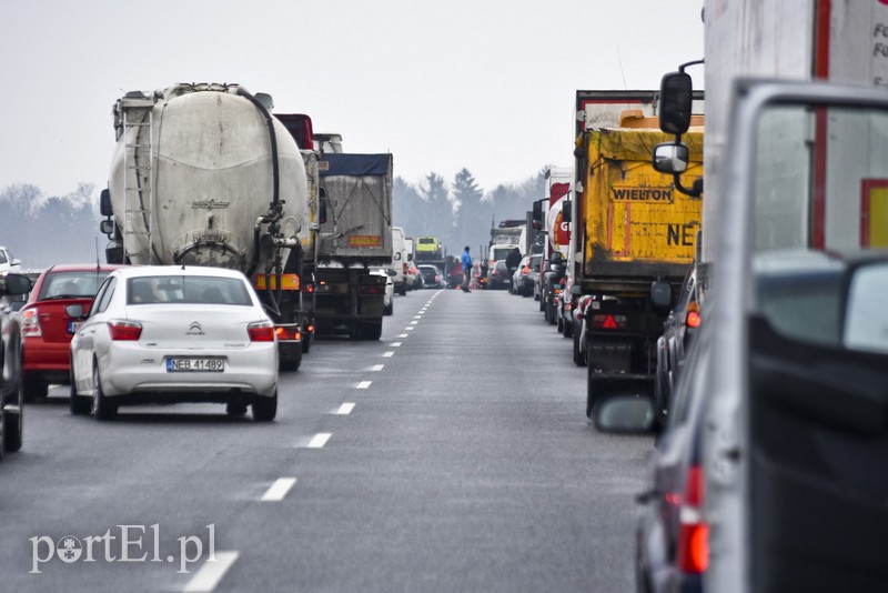 Wypadek ciężarówek na S7. Uwaga na utrudnienia