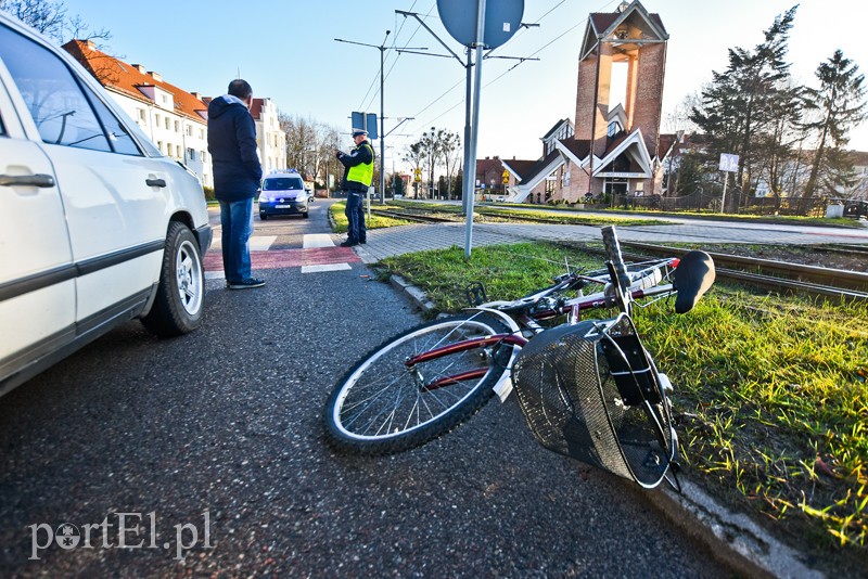 Potrącenie rowerzystki na przejściu dla pieszych
