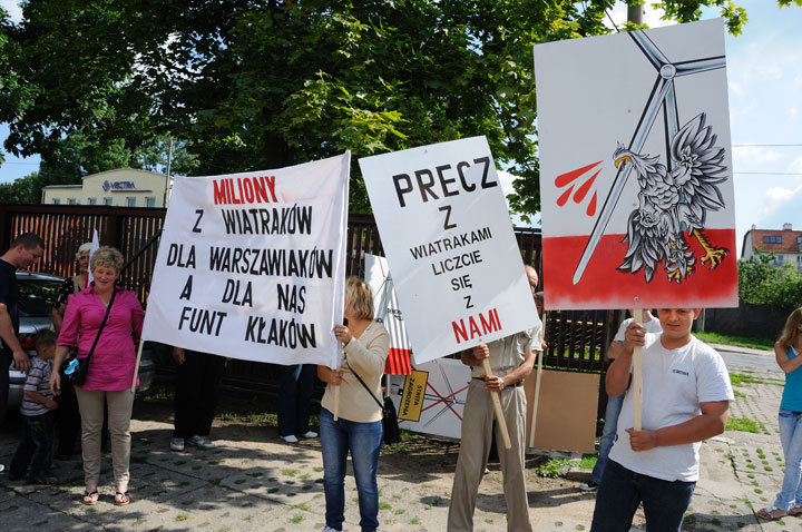 Pikieta przeciw budowie siłowni wiatrowych w Janowie