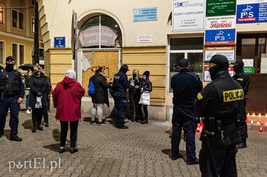 #Piekłokobiet. Policjanci utrudniałi protestowanie