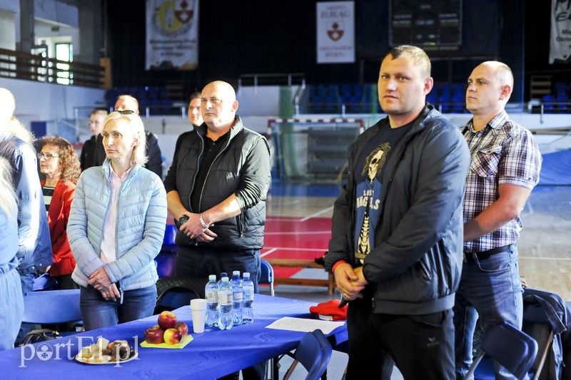 Lewy prosty w hali MOS-u