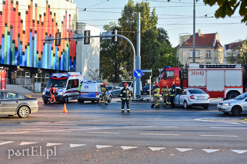 Kolizja skody z autobusem przy szkole muzycznej