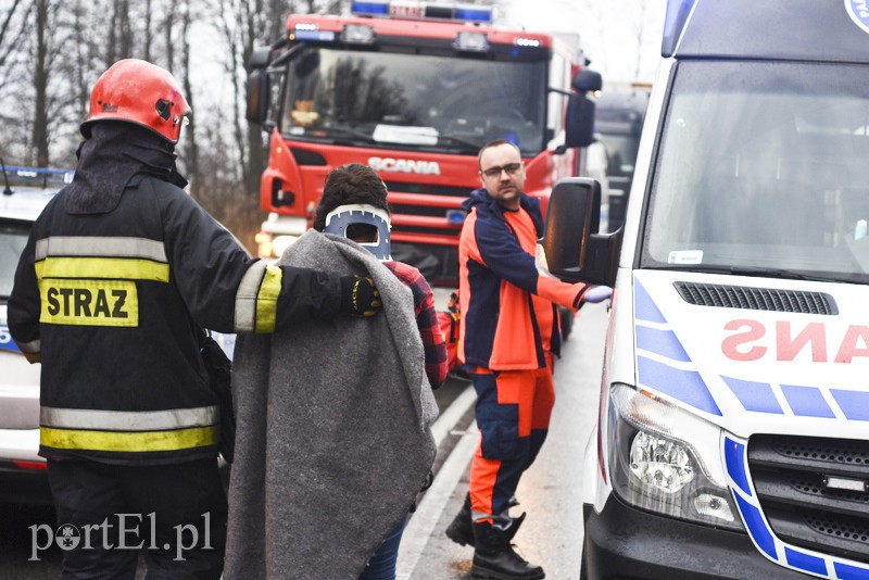 Wypadek przed Jegłownikiem, sześć osób w szpitalu