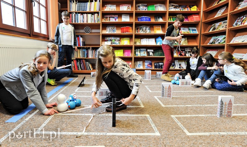 Dzieci programują roboty w bibliotece