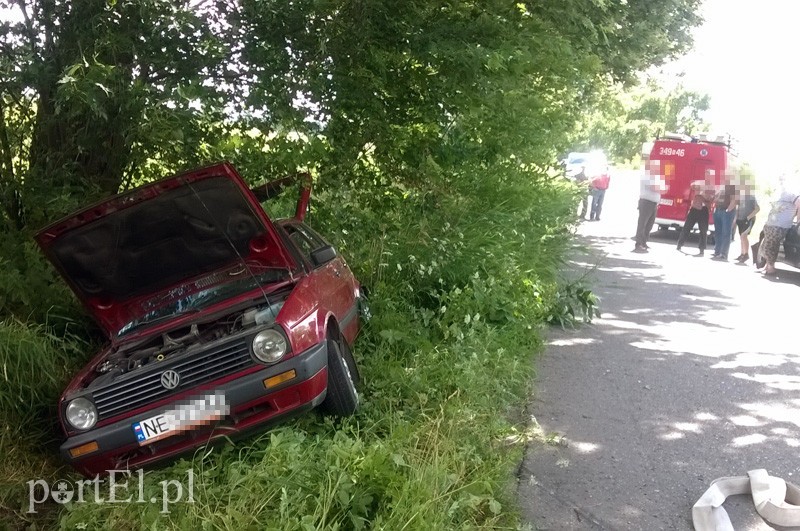 Golf wylądował w rowie - wypadek Wiśniewo