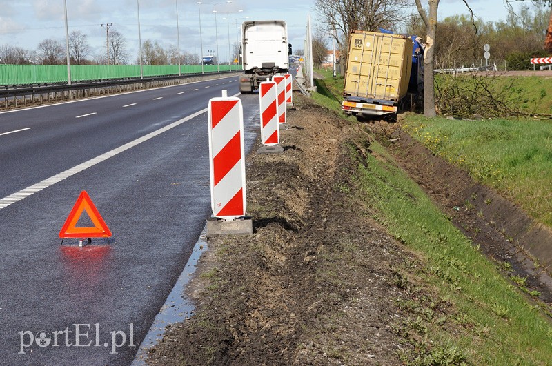 Ciężarówka w rowie