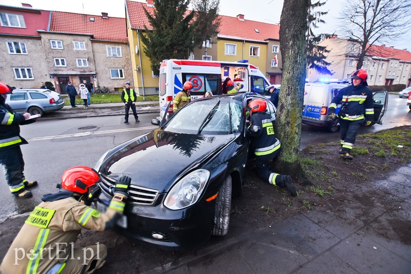 Uderzył w drzewo na ul. Grottgera