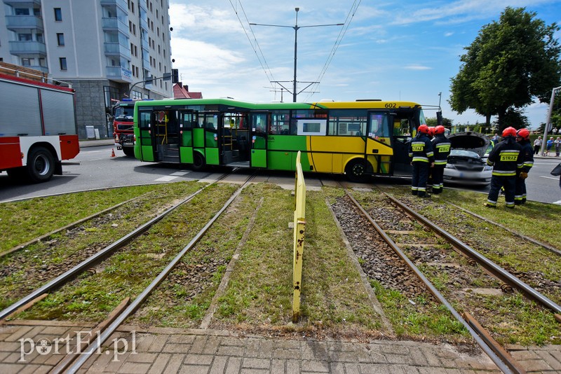 Autobus zderzył się z osobówką