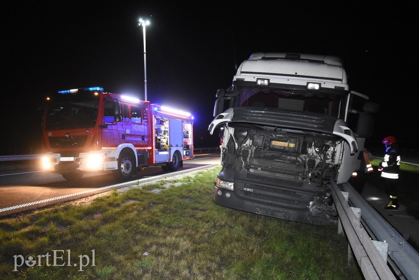 Zderzenie ciężarówki z mercedesem na trasie S7