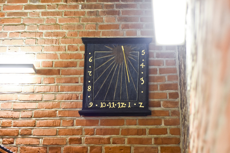 Znów odmierza czas na starówce