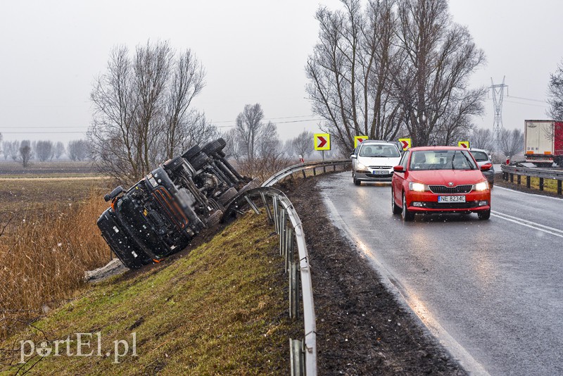 Ciężarówka wypadła z drogi na DK 22