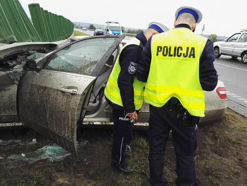 Mercedes wbił się w barierkę