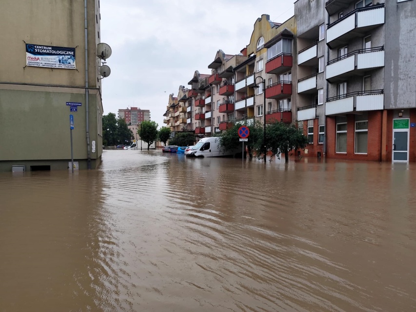 Kumiela też wylała, zalana ul. Związku Jaszczurczego