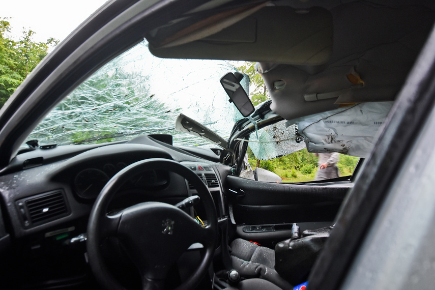 Mężczyzna kierujący peugeot uderzył w drzewo