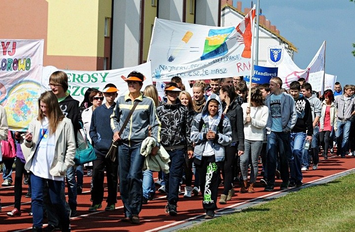 Statystyki alarmują: Coraz młodsi sięgają po papierosa