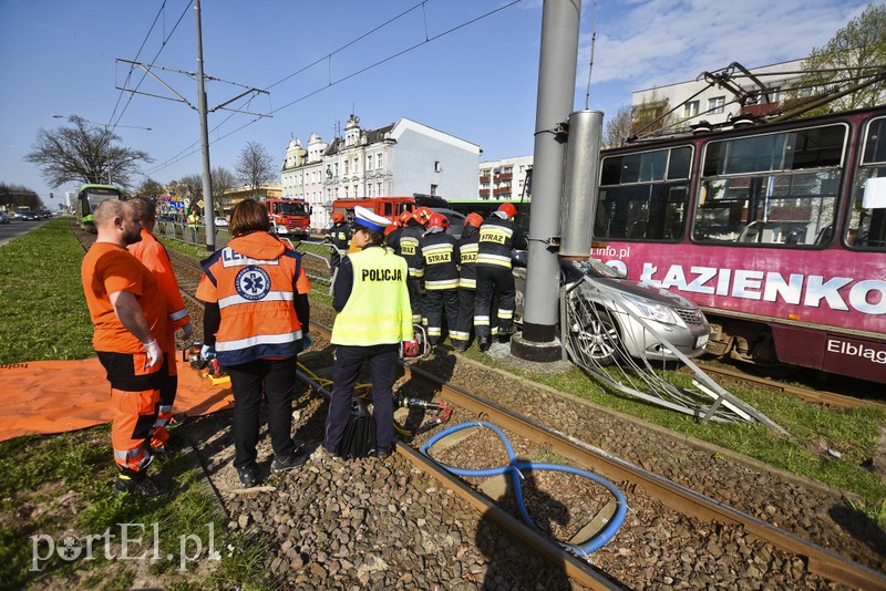 Wjechał toyotą pod tramwaj