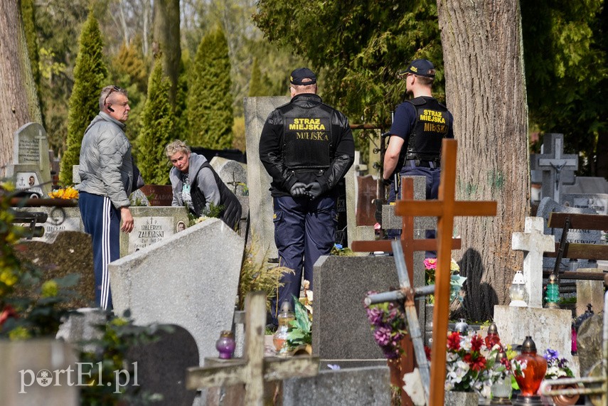 Elbląskich cmentarzy oficjalnie nie zamknięto, ale odwiedzający groby mogą dostać mandat