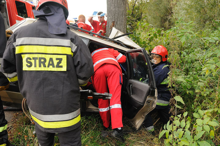 Passat uderzył w drzewo - dwie osoby ranne
