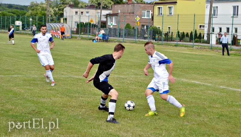 Barkas podnosi się z dna