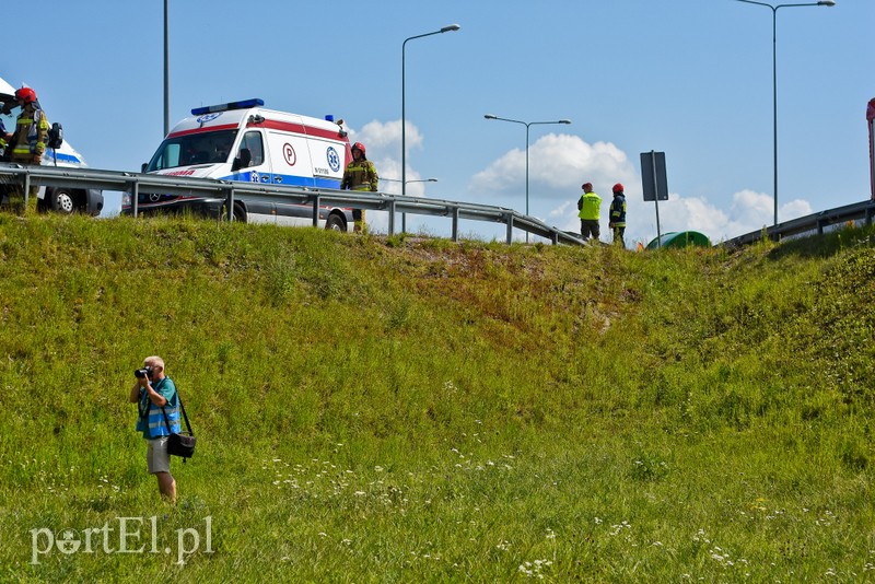 Wypadł z obwodnicy i przeleciał około 30 m