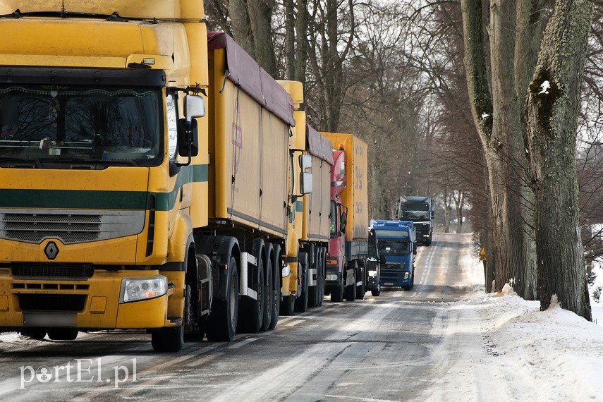 Lód, śnieg, ciężarówki wpadają do rowów”