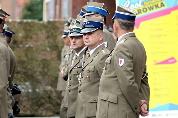 Z hukiem i musztrą paradną