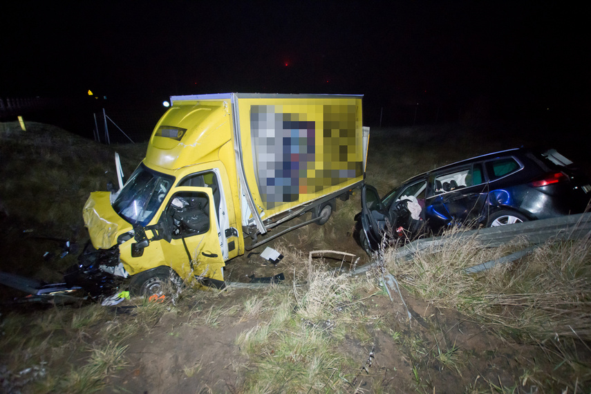 Osobówka na dachu, a auto dostawcze na boku