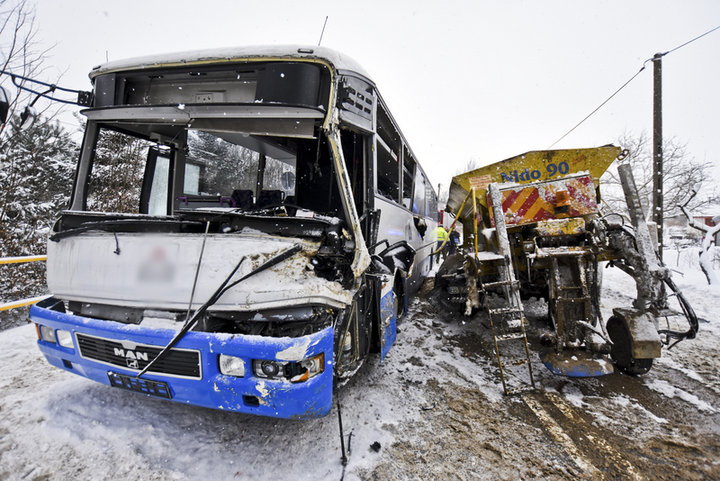 Pługopiaskarka uderzyła w autobus
